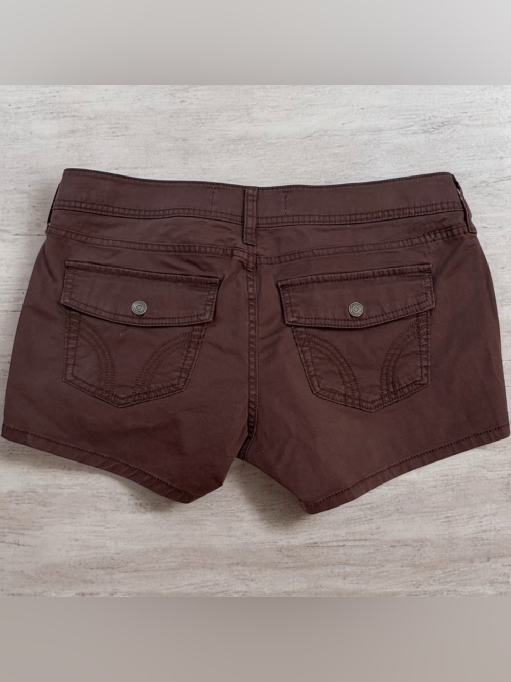 Hollister Ultra Low-Rise Interior Pattern Waistband Twill Shortie Shorts - Picture 4 of 9